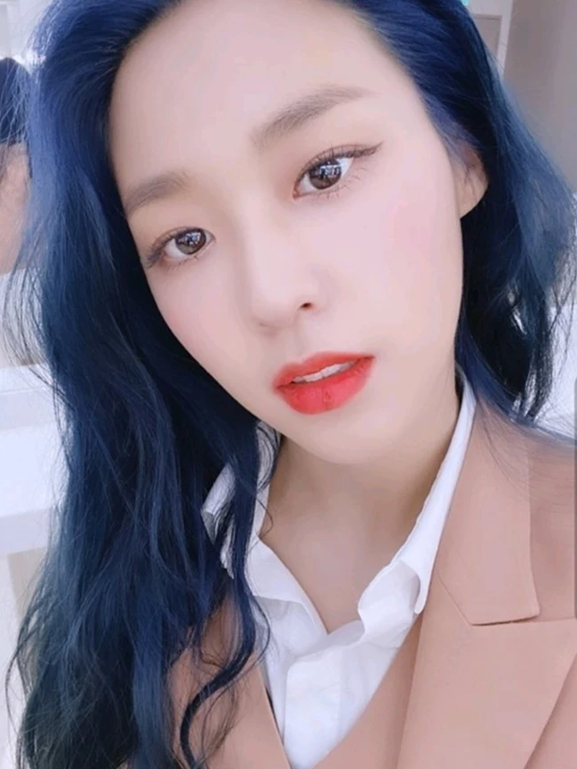 13 Potret idol K-Pop berambut biru, siapa favorit kamu?