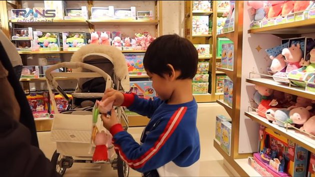 8 Momen Nagita Slavina belanja di London, oleh-oleh buat keponakan