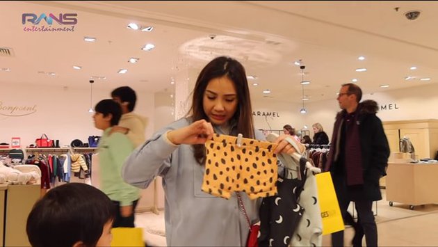 8 Momen Nagita Slavina belanja di London, oleh-oleh buat keponakan