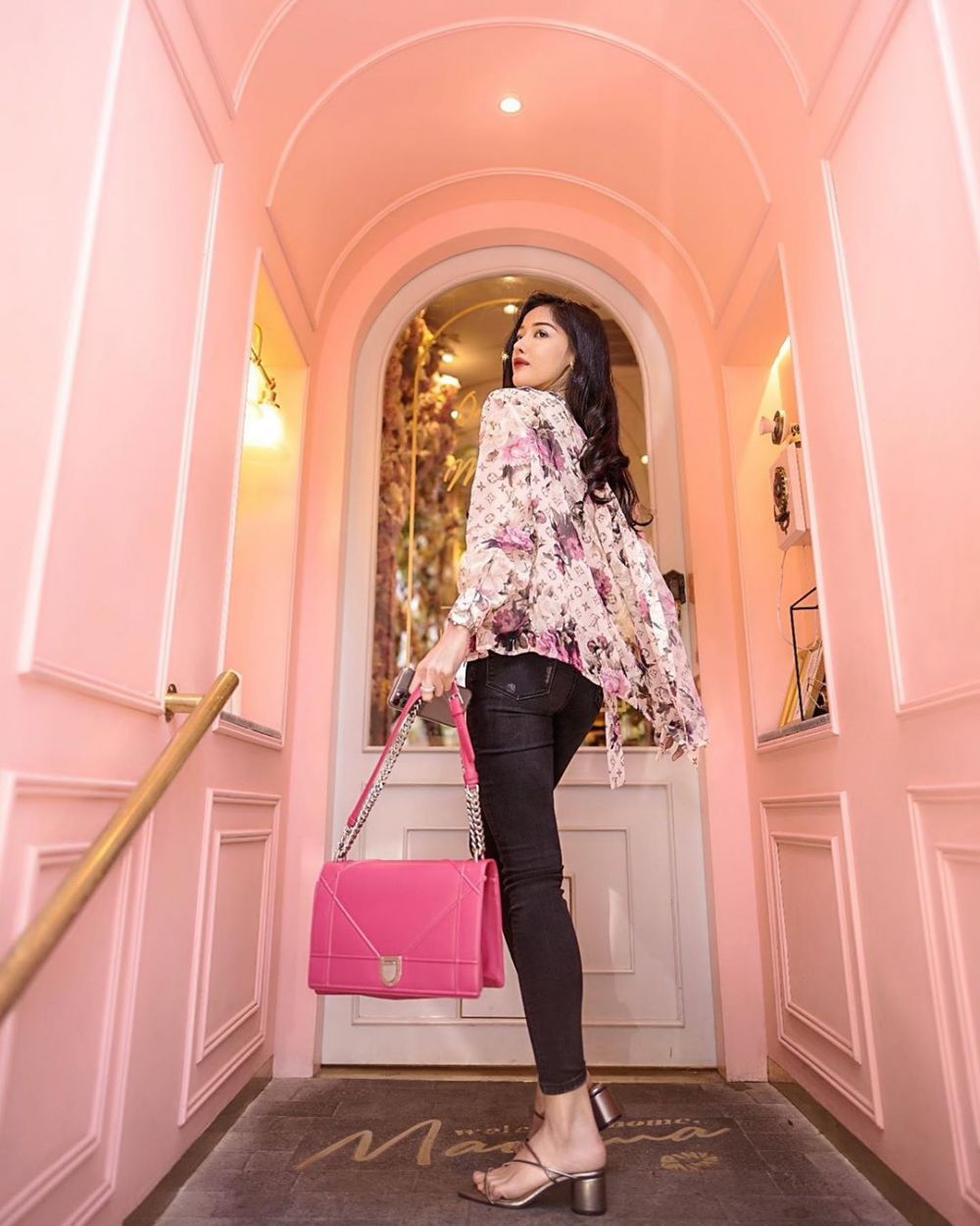 10 Gaya glamor Siwi Widi, pramugari yang punya koleksi tas mewah