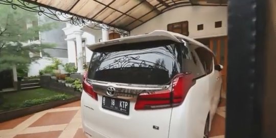 5 Penampakan garasi mobil Kartika Putri & suami, ada mobil Rp 2 M