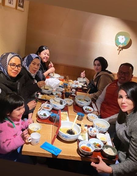 5 Momen liburan Jennifer Dunn di Jepang, gayanya jadi sorotan