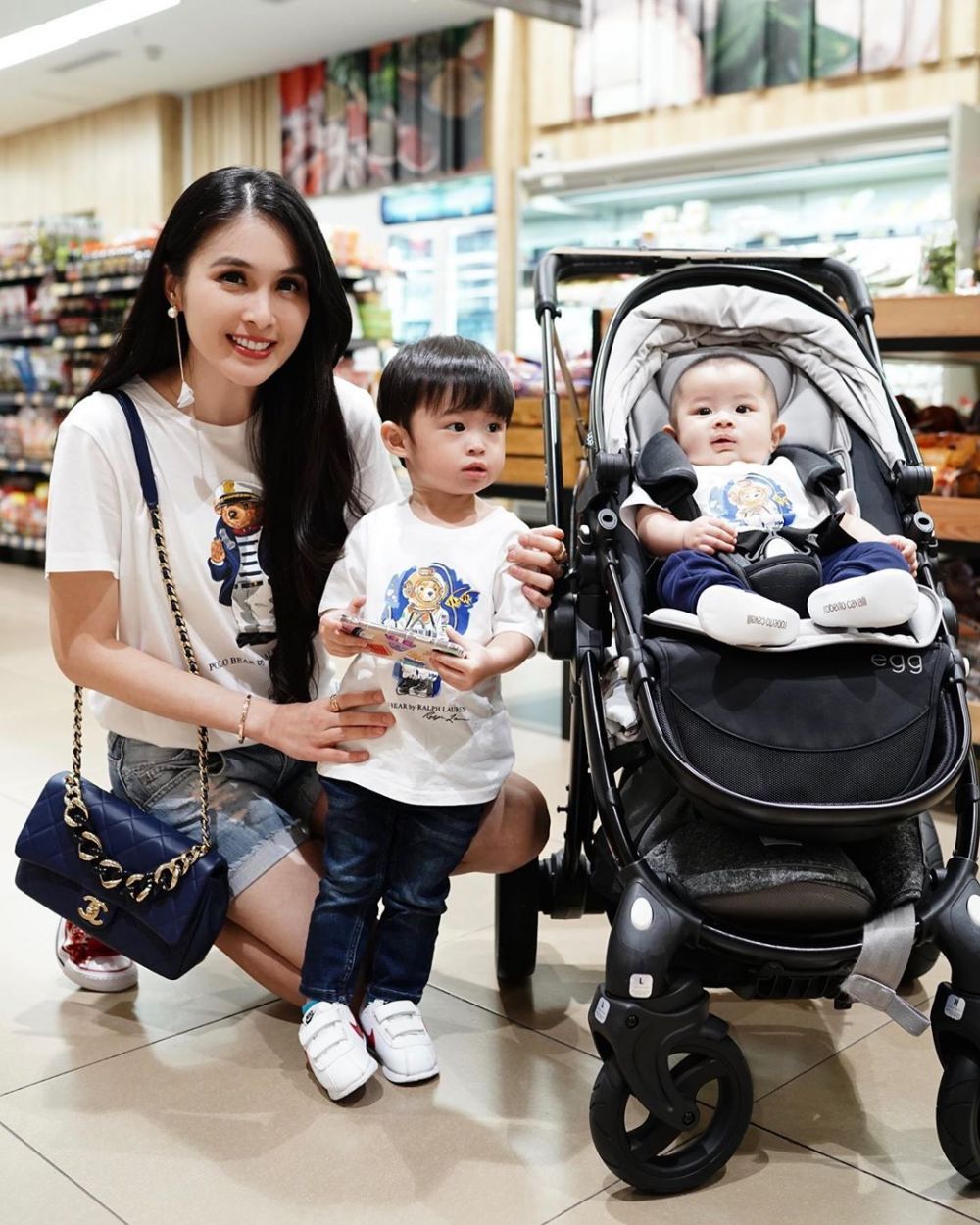 8 Potret masa kecil Sandra Dewi, parasnya tak banyak berubah