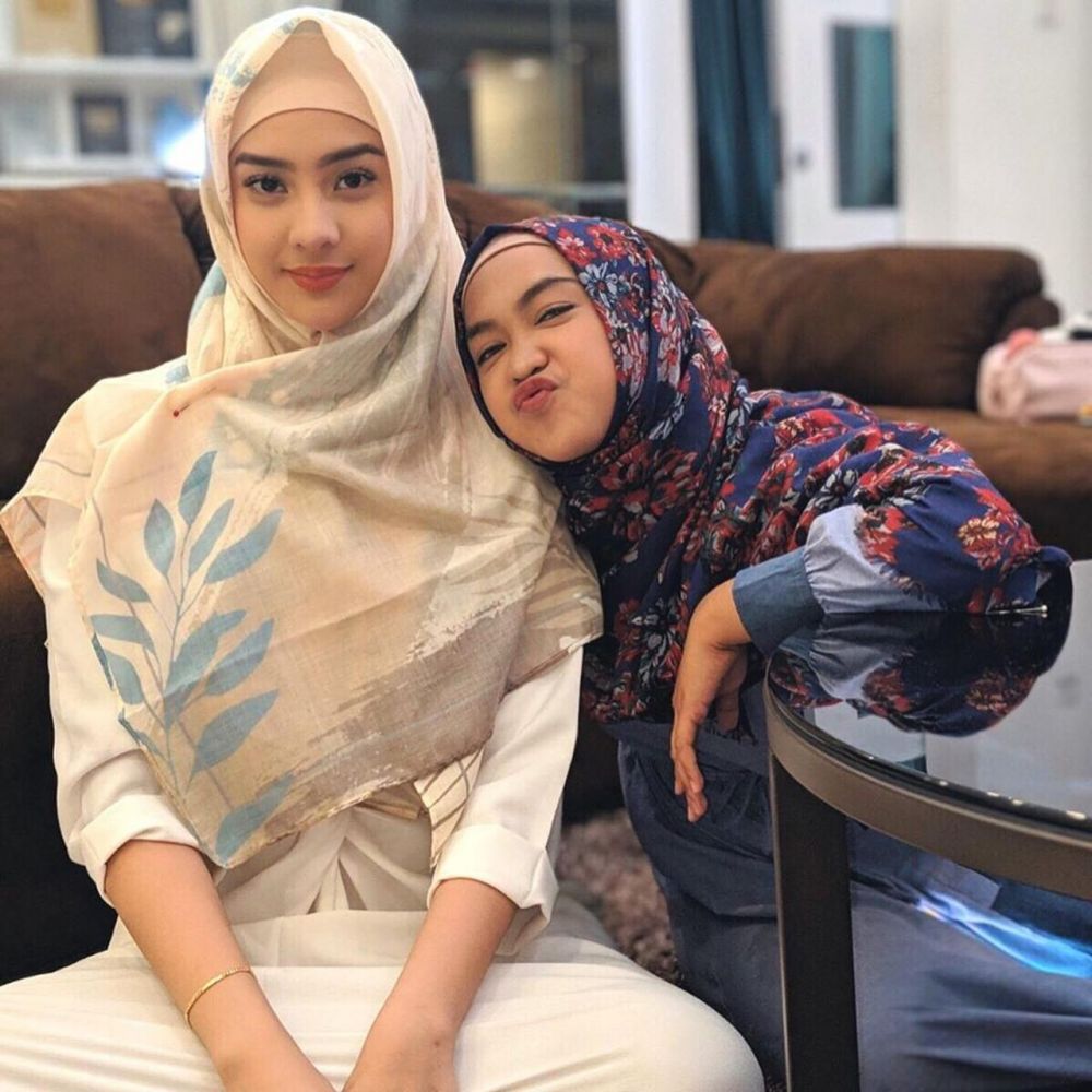 7 Pesona Anya Geraldine kenakan hijab, auranya terpancar