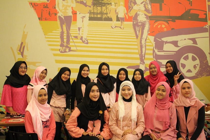 7 Pesona Tiara Idol berhijab, cantiknya bikin adem