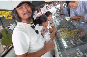 10 Momen Dodit Mulyanto beli emas untuk ibu, gayanya sederhana