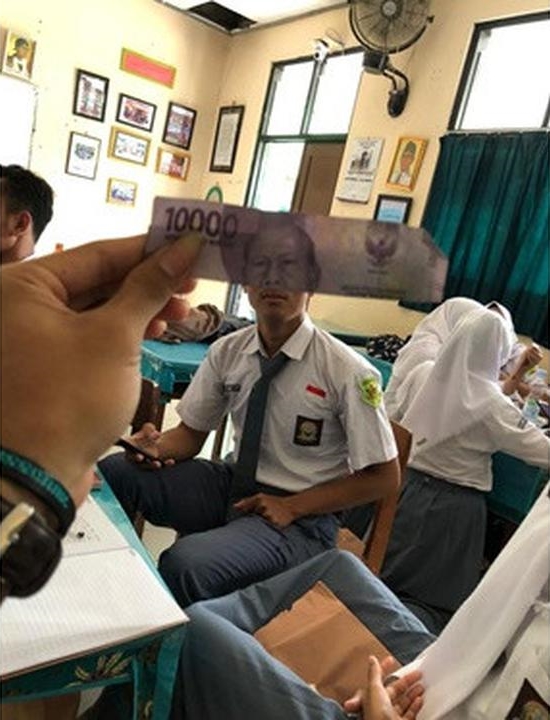 6 Potret lucu gabungan wajah orang dan uang kertas ini kocak abis