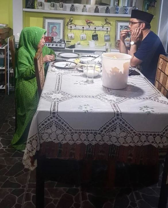 Penampakan rumah masa kecil 8 seleb, jauh dari kesan mewah