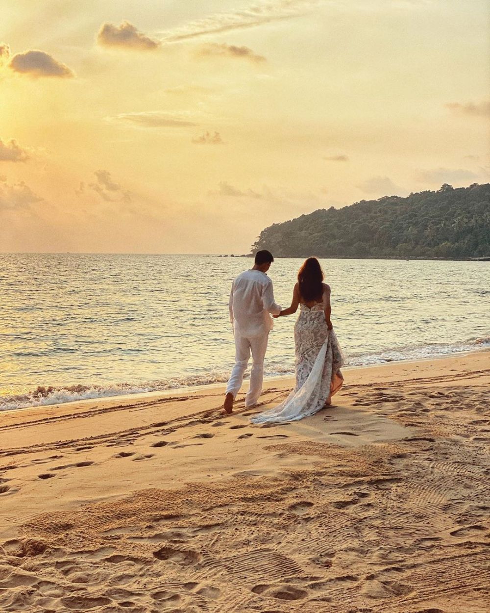 8 Momen Mike Lewis dan kekasih liburan sekaligus prewedding