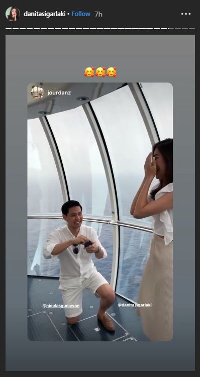 8 Momen lamaran Danita eks girlband Princess di kapal pesiar
