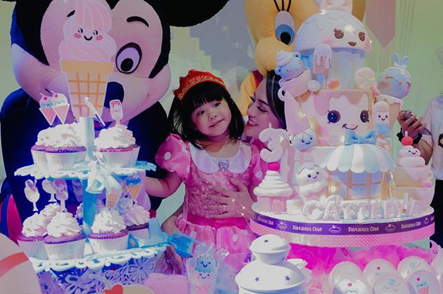 10 Foto perayaan ulang tahun Cattleya anak Ririn Ekawati, meriah