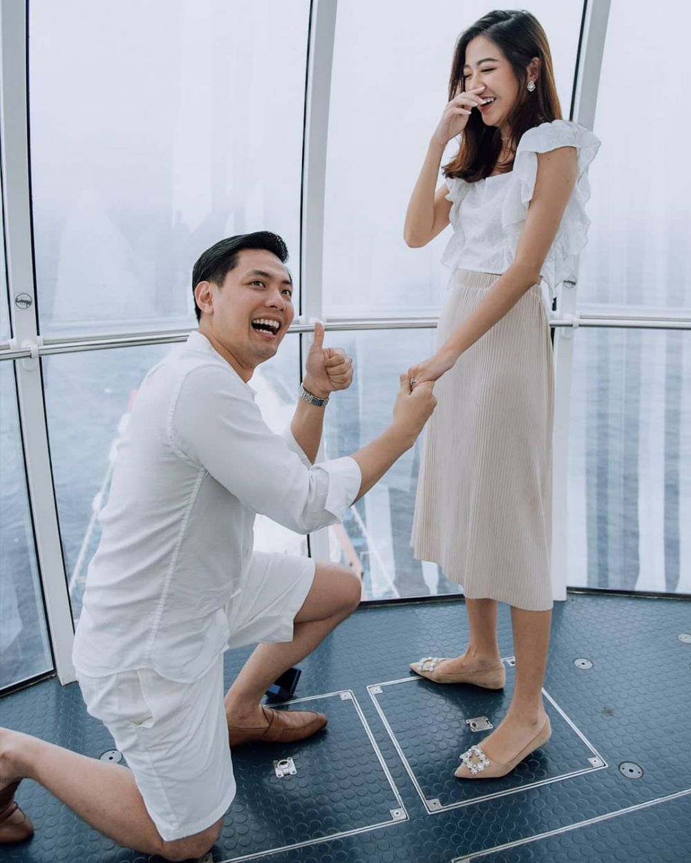 4 Seleb cantik ini dilamar kekasih di atas kapal, romantis abis