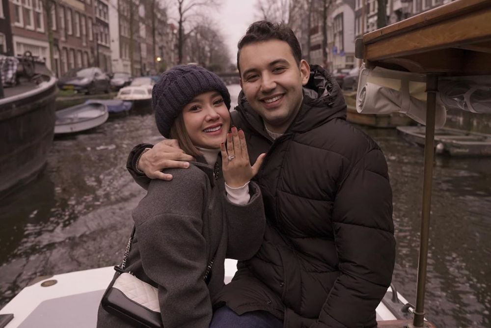 4 Seleb cantik ini dilamar kekasih di atas kapal, romantis abis