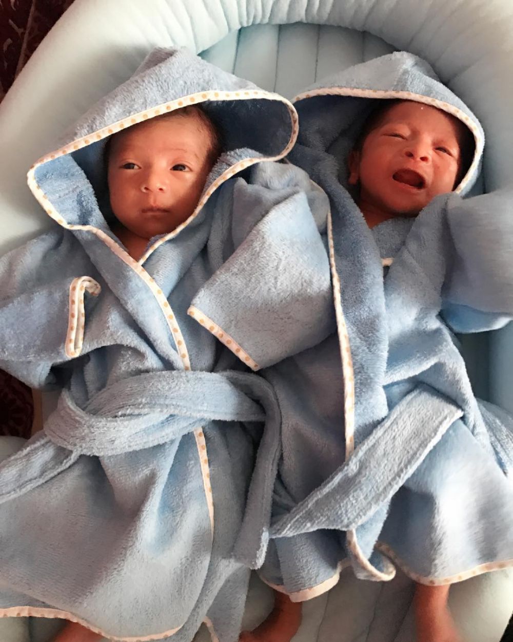 Gaya Pemotretan Newborn Anak Kembar 6 Seleb