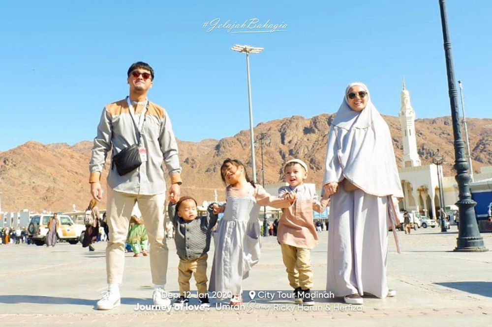 8 Potret Ricky Harun umrah, boyong istri tengah hamil besar