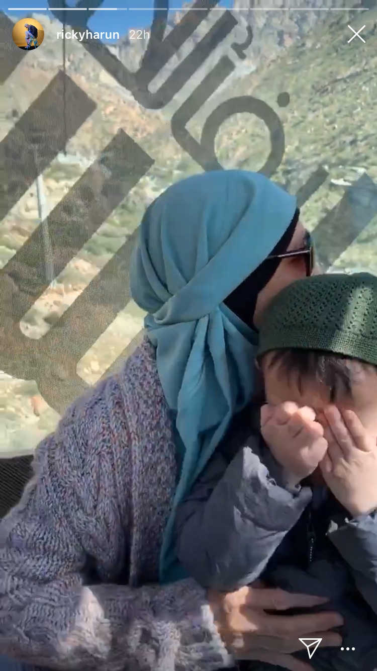 8 Potret Ricky Harun umrah, boyong istri tengah hamil besar