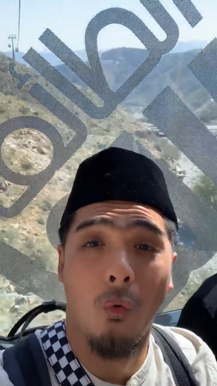 8 Potret Ricky Harun umrah, boyong istri tengah hamil besar