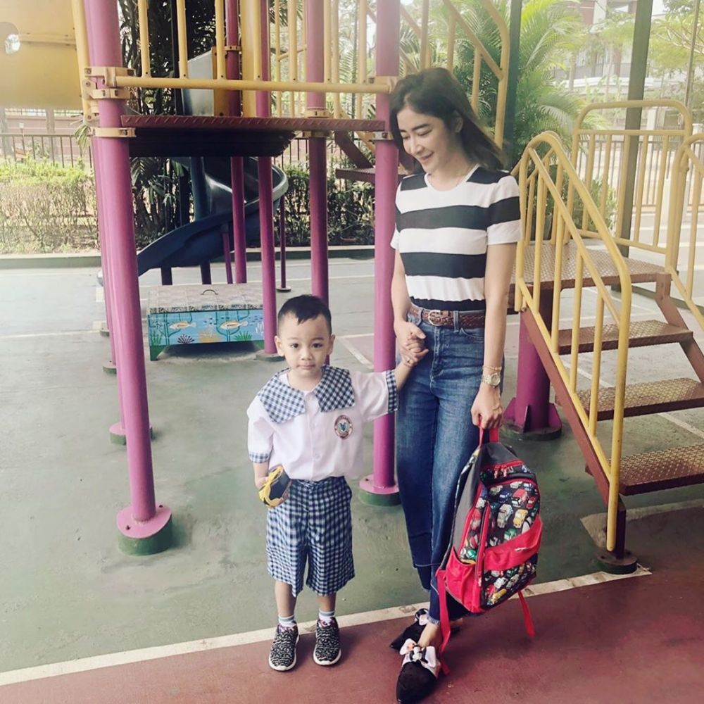 10 Gaya Uut Permatasari antar anak ke sekolah, curi perhatian