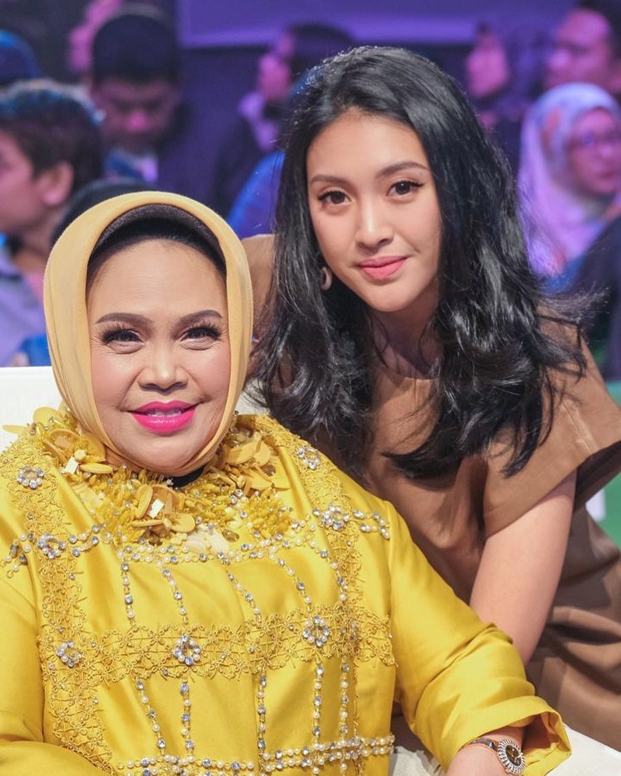 10 Potret kebersamaan Hetty Koes Endang & putri, kompak