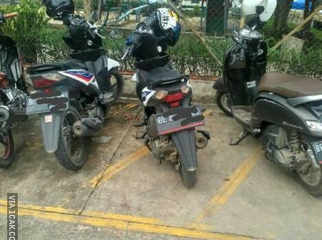 10 Potret kelakuan nyeleneh orang parkir, bikin tepuk jidat