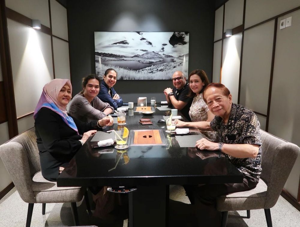 10 Momen hangat Maia Estianty kumpul bareng orangtua & saudara