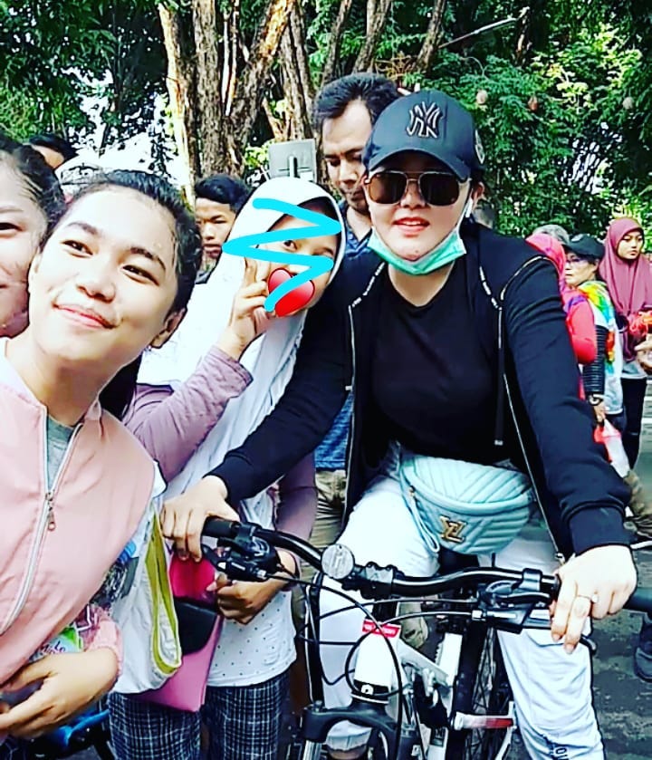 Detik-detik Via Vallen 'kerjai' pengamen di CFD, ini 5 gayanya