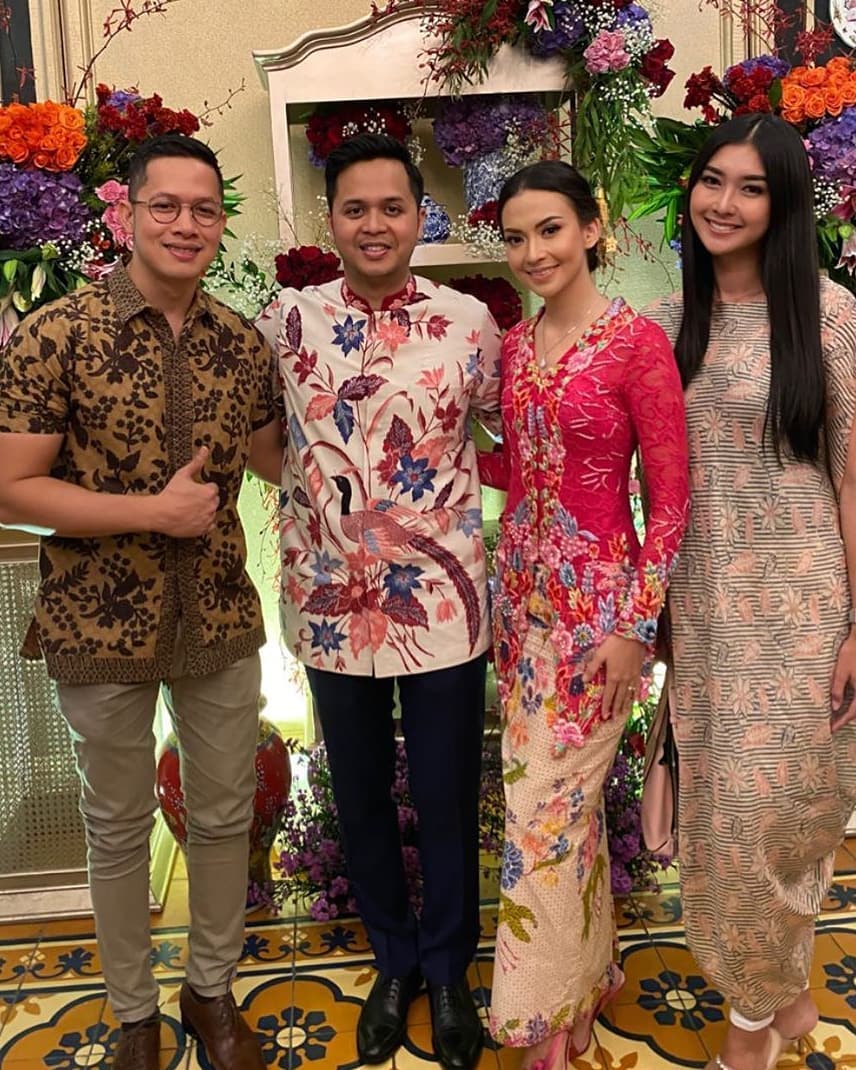 8 Momen lamaran Karina Nadila, elegan serba merah