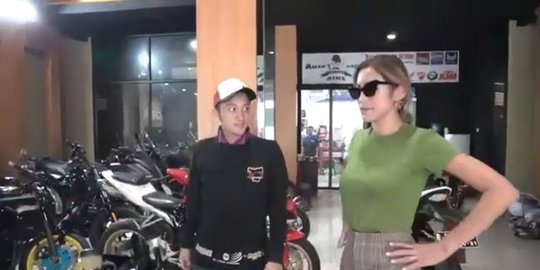 6 Potret Jedar beli moge untuk Richard Kyle pakai duit Rp 5 ribuan