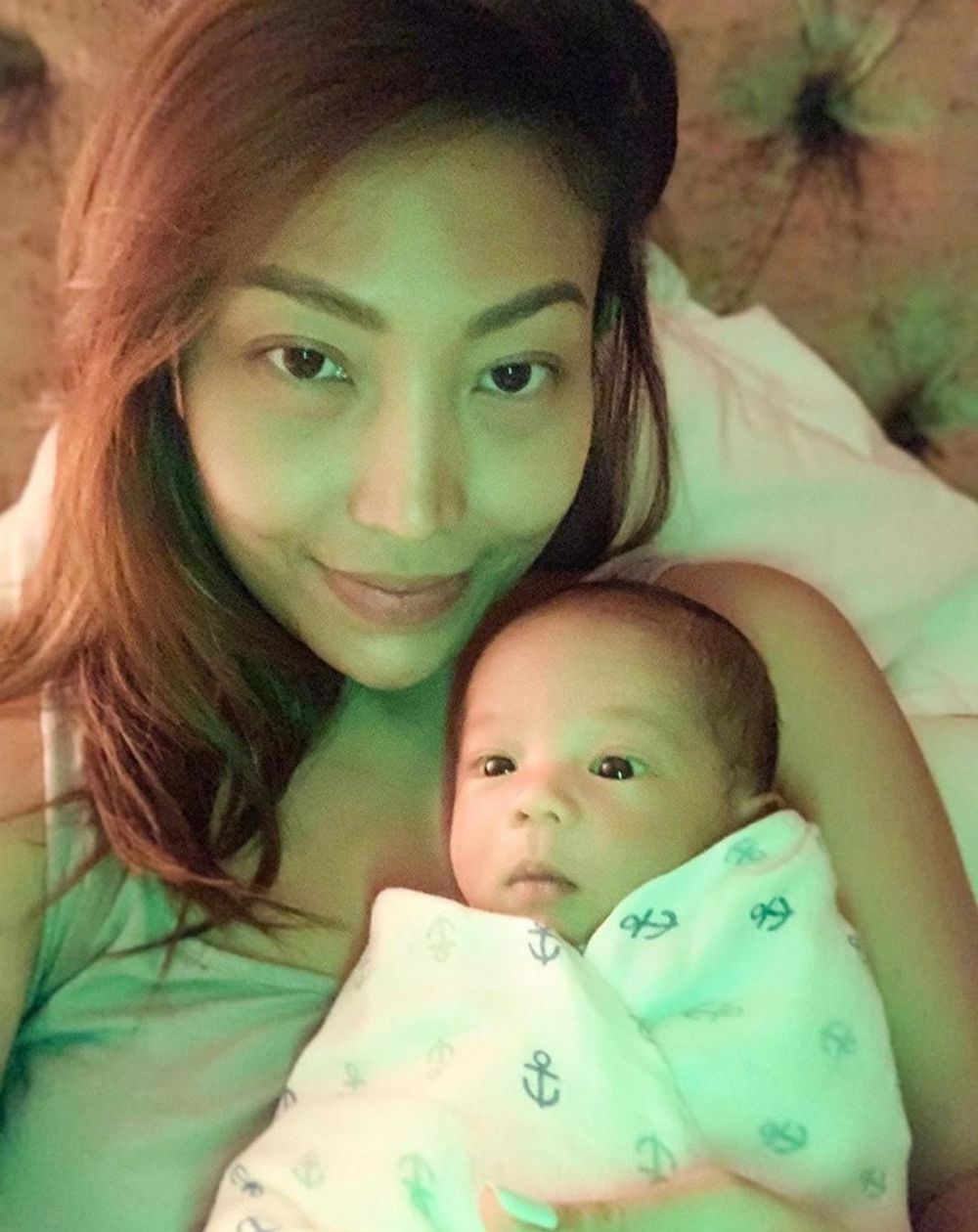 7 Pesona Ayu Dewi tanpa makeup, paras cantiknya jadi sorotan