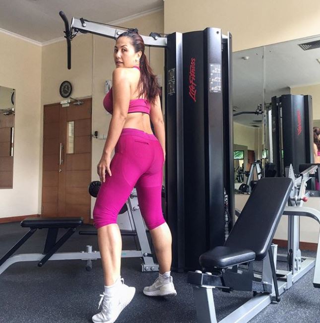 Momen 7 seleb cantik saat olahraga, seksi di usia 40-an