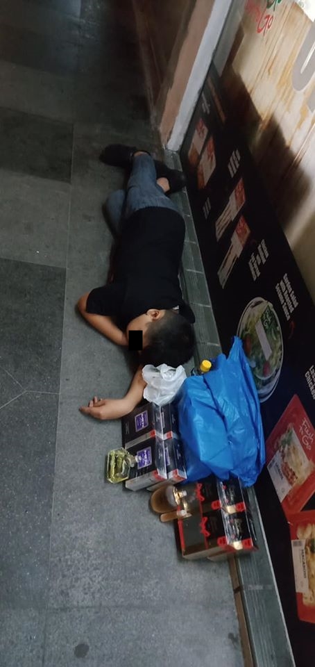 Kisah bocah penjual parfum tidur di trotoar ini bikin haru