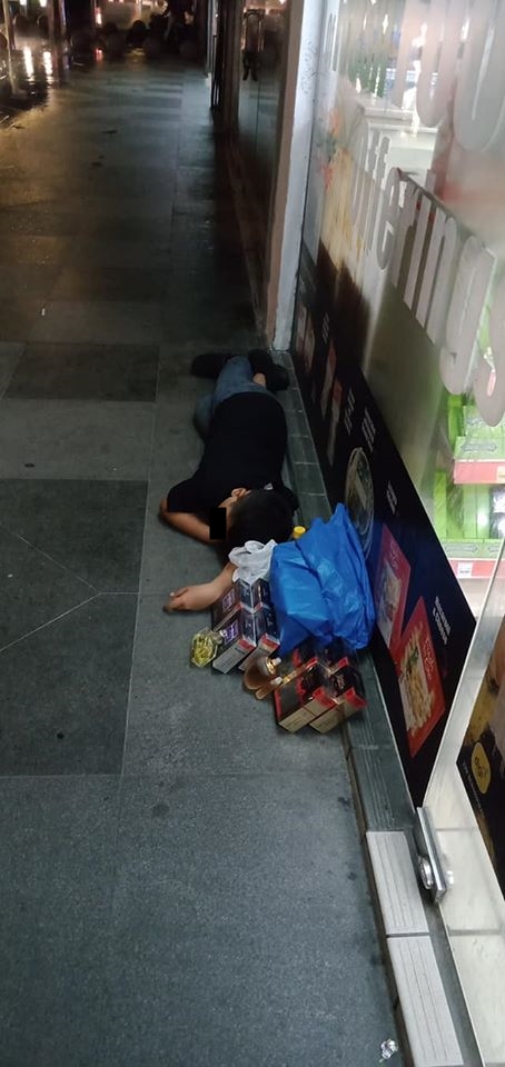 Kisah bocah penjual parfum tidur di trotoar ini bikin haru