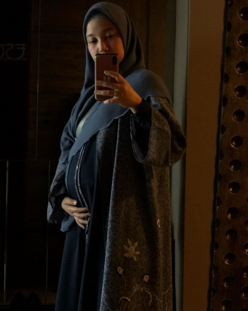 7 Potret Chacha Frederica pamer baby bump, tetap stylish
