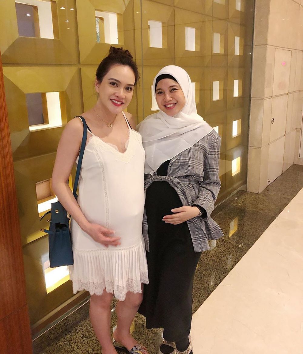 7 Potret Chacha Frederica pamer baby bump, tetap stylish