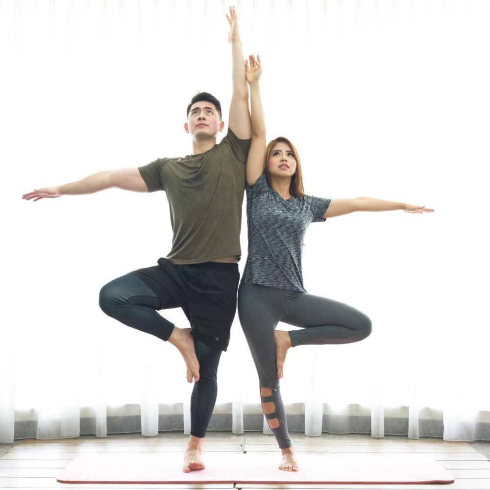 10 Pose yoga untuk meningkatkan romantisme dengan pasangan