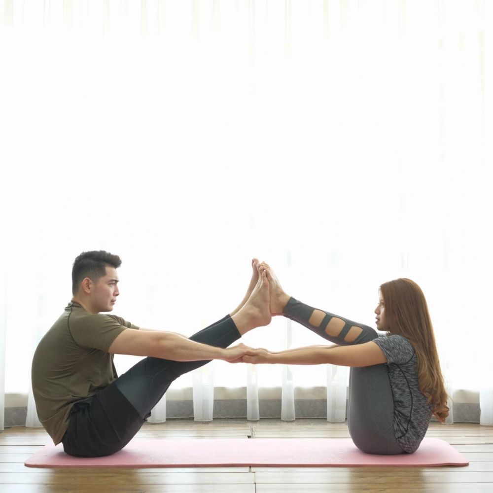 10 Pose yoga untuk meningkatkan romantisme dengan pasangan