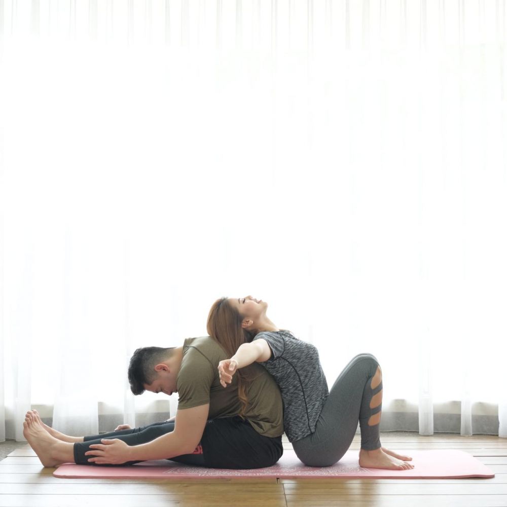 10 Pose yoga untuk meningkatkan romantisme dengan pasangan