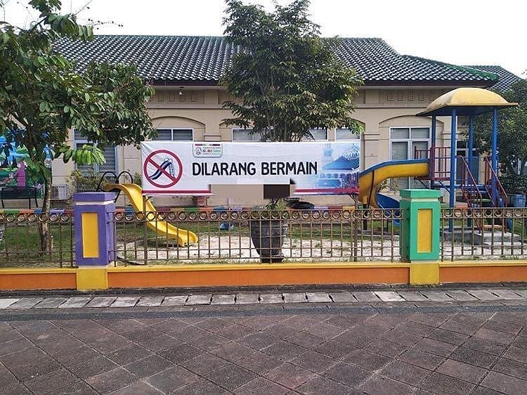 50 Spanduk lucu ini absurdnya bikin geleng kepala