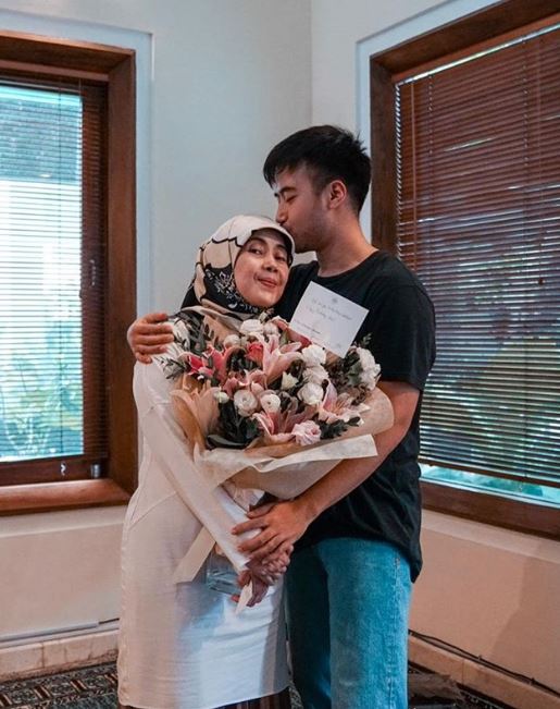 Jarang tersorot, ini 12 momen Vidi Aldiano bareng ibunda