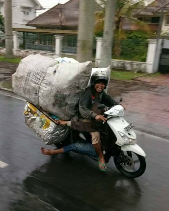 10 Potret orang bawa barang pakai motor ini bikin bingung