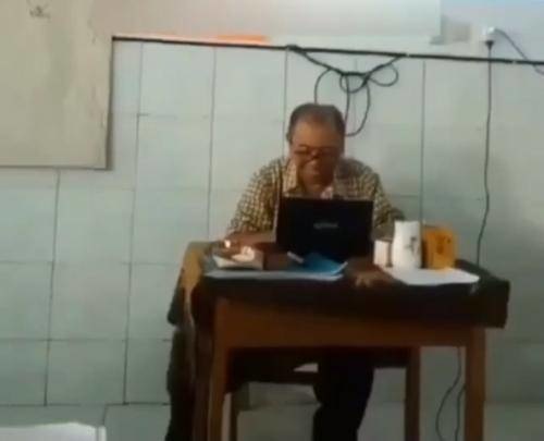 10 Momen guru kelewat kreatif mengajar di kelas, bikin nyengir