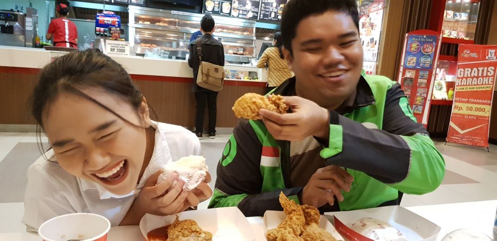 5 Foto driver ojek online & pacar, cinta tak pandang profesi