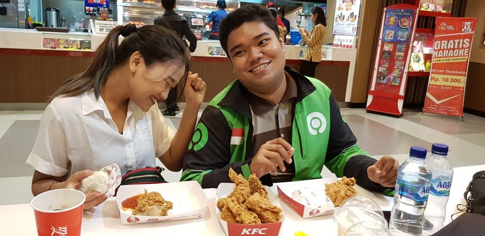 5 Foto driver ojek online & pacar, cinta tak pandang profesi