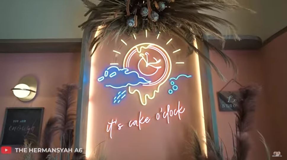 8 Penampakan toko kue keluarga Anang Hermansyah, nuansanya unik