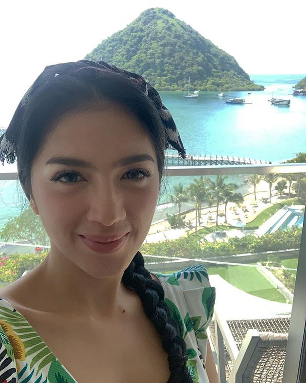 8 Potret liburan Angel Karamoy di Labuan Bajo, bikin gagal fokus