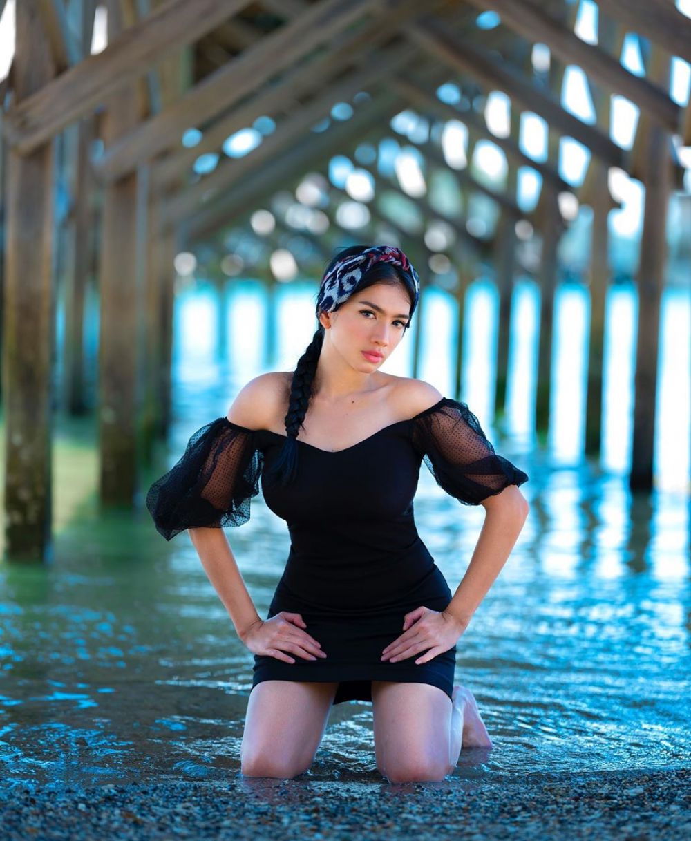 8 Potret liburan Angel Karamoy di Labuan Bajo, bikin gagal fokus