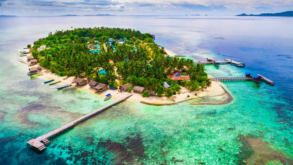 Naik AirAsia ke Raja Ampat, ini 5 spot idaman Aurelie Moeremans