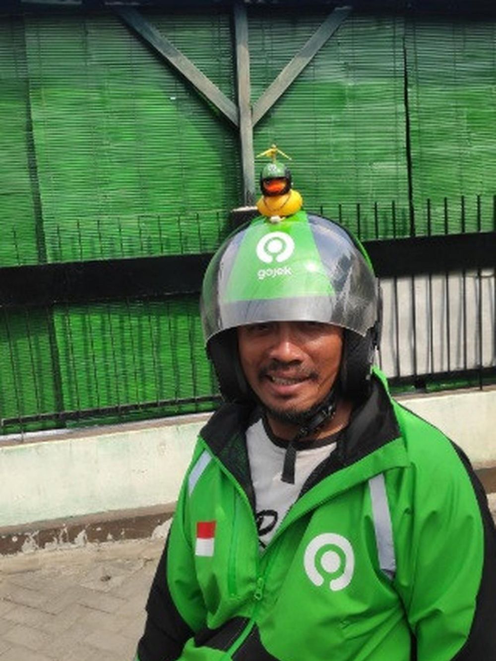 10 Potret hiasan di helm driver ojek online ini mengundang tawa
