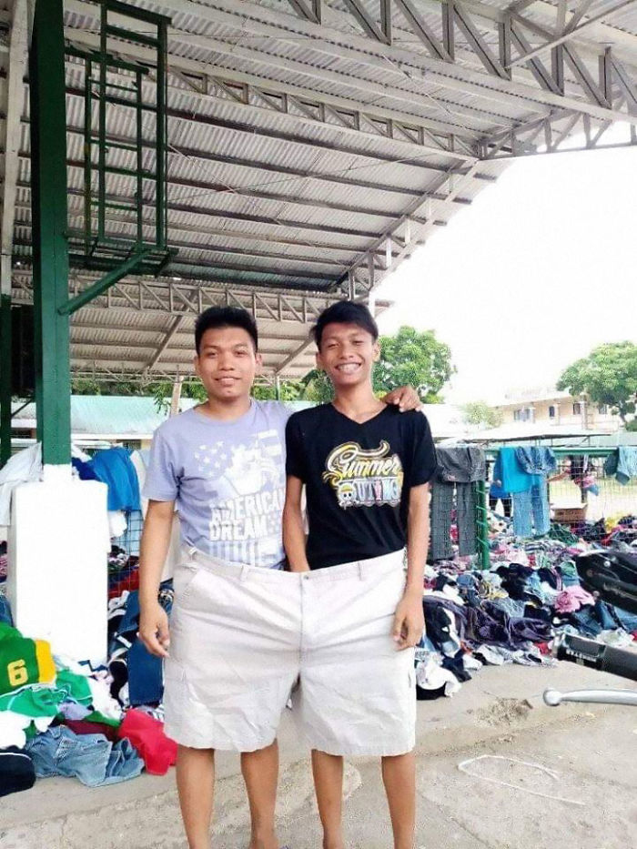 10 Potret pengungsi erupsi Gunung Taal pakai baju sumbangan, seru