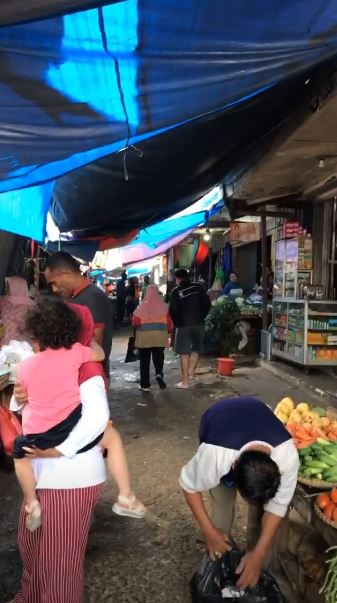 Hamil muda, ini 5 potret Ussy modus ajak Andhika ke pasar